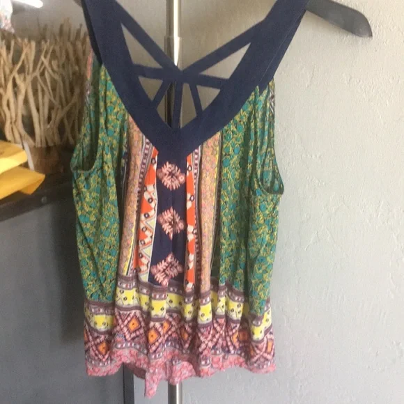 Beautiful top - Picture 2 of 2